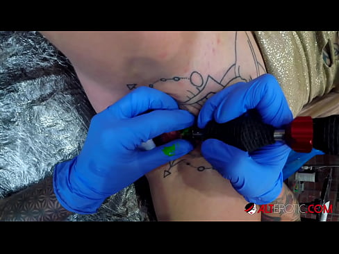 ❤️ Ekstreme tatuita varmulo Sully Savage ricevis tatuon sur sia klitoro ☑ Faka video  ĉe ni ️❤